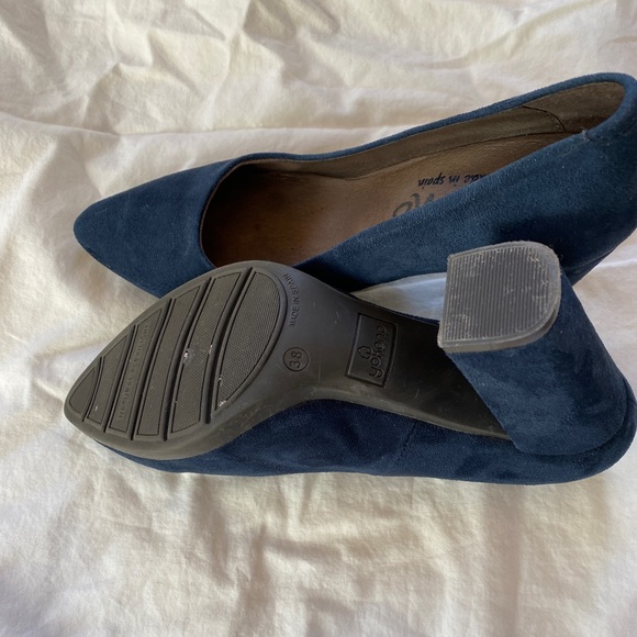 Beautiful blue suede heels made in Spain. Size 38 (6.5). - Picture 4 of 7